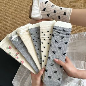 CozyNesto⚡ส่งเร็ว💕ถุงเท้าข้อกลางน่องผู้หญิงปักโบว์ลายจุดน่ารัก บาง ระบายอากาศได้ดี ใส่สบาย ไม่อับชื้น สีเทาขาว คลาสสิค อเนกประสงค์ เหมาะกับทุกสไตล์