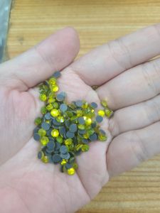 Đá ủi trang trí váy áo * túi  khoảng  300 viên