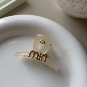 Fashion Angel Girl INS เครื่องประดับผู้หญิงสไตล์เรียบง่ายตัวอักษรภาษาอังกฤษรูปโคลเวอร์สี่ใบกิ๊บติดผมอะคริลิคหลายสีเหมาะสําหรับเป็นของขวัญวันเกิดสําหรับแฟนของเพื่อน