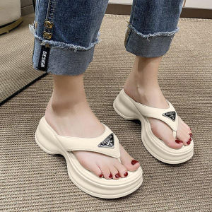 LHshoess ราคาถูก รองเท้าแตะหูหนีบแฟชั่น รุ่นนี้เรียบหรูดูแพงมากๆ ดีเทลสวยงานดี ที่สำคัญงานเบาใส่สบาย มี 4 แบบให้เลือก ใส่แล้วเพิ่มความสูงไปอีก สาวไม่ควรพลาด