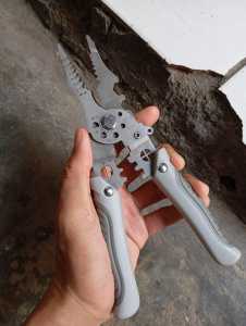 Tang Dekrustasi Kupas Potong Lilit Belah Crimping Skun Buka Baut Kabel Listrik Multifungsi