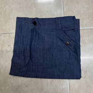 กางเกงขา4ส่วนผ้ายีนส์ฟอก แต่งกระดุมข้างกระเป๋า มีซิปหน้า งานไทย มี2สีให้เลือก ยีนส์เข้ม ยีนส์อ่อน เอวยางยืดด้านหลัง กางเกงขาบาน4ส่วนผ้ายีน กางเกงผ้ายีนส์ฟอกขา4ส่วนหญิง