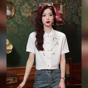 AMMIN เสื้อเบลาส์เสื้อแขนสั้นมีปกเดินทางกระดุมแถวเดียวปักลายไม้ไผ่อ่อนช้อยใหม่เสื้อชีฟองจีน
