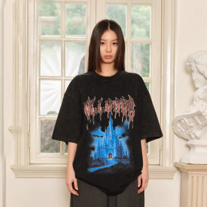 T-Shirt Wanita Hitam Ukuran Besar Lengan Pendek  Motif Kastil Vintage & Tulisan Keren  Katun Tipis Adem Tren 2025  Desain Streetwear Oversize Slim Fit Gaya Hip Hop  Gaya Amerika  Manis dan keren  Modis  Serbaguna  Nyaman  Kerah bulat  Slip - on Tops