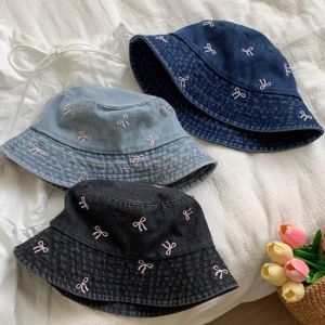 FUTUI ที่บังแดด หมวกคาวบอยชาวประมงผูกโบว์ กิจกรรมกลางแจ้งกลางแจ้ง ปีกกว้างขนาดใหญ่ หมวกคลุมอ่าง แฟชั่นสำหรับผู้หญิง การเดินทางการเดินทาง หมวกทรงถังผ้ายีนส์ Y2K สำหรับผู้หญิง