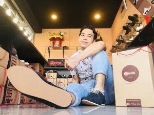 รองเท้าหนังแท้แฮนด์เมด ของแท้ 100% โอแดงชู  รหัสสินค้า A03 หุ่มส้น สไตล์สปอร์ต สี : ดำ สลับ ขาว