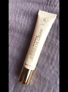 Viva Queen Revitalizing Eye Cream with Vit A E Olive Oil Extract Sunflower & Chamomile - 15gr