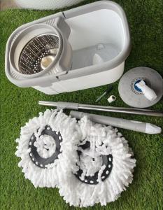 K7451 Baldi Mop Putar Bebas Tangan (1 Set) / K7451 免手洗旋转拖把桶 (1套) / K7451 Hands-Free Spinning Mop Bucket (1 Set)