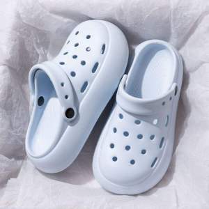 [Free Shipping] Cute Cartoon Kt Cat Thick-Soled Clogs For Women Summer Outdoor Beach Black Closed-Toe Sandals Height-Increasing Non-Slip Odor-Resistant