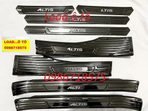 Ốp Bậc Cửa Nẹp Bước Chân Trong Ngoài Xe Toyota Altis 2023-2018 Mẫu Vân Titan Xước Cao Cấp