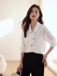 AMMIN เสื้อฉบับภาษาเกาหลีเสื้อชีฟองหญิงคอปกแบบเรียบง่ายสำหรับฤดูใบไม้ผลิและฤดูใบไม้ร่วงเสื้อเบลาส์แขนยาวกระดุมแถวเดียวสีขาวแบบไม่สม่ำเสมอเสื้อหรูหรา2024