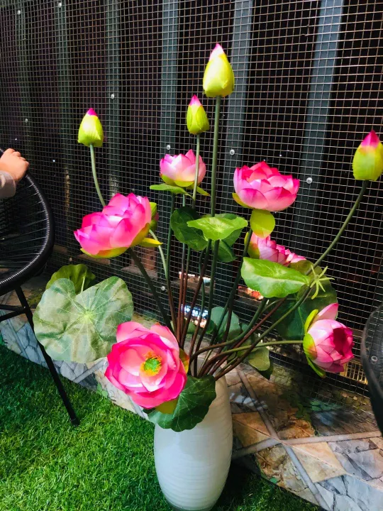 Hoa%20l%E1%BB%A5a,%20c%C3%A0nh%20hoa%20sen%20cao%20c%E1%BA%A5p%202%20b%C3%B4ng%201%20n%E1%BB%A5%20k%C3%A8m%20l%C3%A1%20tuy%E1%BB%87t%20%C4%91%E1%BA%B9p%20trang%20tr%C3%AD%20ph%C3%B2ng%20kh%C3%A1ch%20-%20Image%207