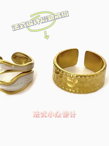 Vòng đóng mở thanh lịch với thiết kế nếp nhăn độc đáo và thủ công rỗng với dầu nhỏ giọt màu trắng cho một cái nhìn thời trang