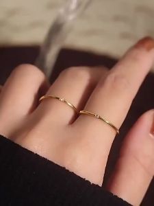 Cincin titanium tahan karat ultra-halus berlian-set sederhana dan modis untuk wanita cocok untuk  pakaian sehari-hari
