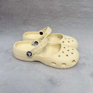 Vietnamese childrens ballet sandals lightweight and non-slip suitable for everyday wear.