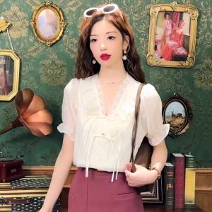 AMMIN เสื้อเบลาส์คอวีพิมพ์ลายดอกไม้สำหรับผู้หญิงเสื้อเบลาส์คอวีแบบติดกระดุมสไตล์จีนแขนพัฟเย็บปักถักร้อยเสื้อหรูหรา