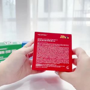 1 HỘP SHOP SẼ GIAO MÀU NGẪU NHIÊN - Toner Pad Medipeel Dưỡng Ẩm Sáng Da Se Khít Lỗ Chân Lông 50pads 140ml - Mỗi hũ chứa 50 miếng (140ml) dưỡng chất được thiết kế hai mặt (dập nổi và mịn) để vừa tẩy tế bào chết nhẹ nhàng vừa dưỡng da chuyên sâu.