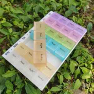 กล่องยาขนาด28ช่อง7 สี7 วันพกพาสะดวกสำหรับมื้อเช้า กลางวัน เย็น 3 มื้อ 7 วันต่อสัปดาห์ กล่องเก็บยาแบบแบ่งช่องกันความชื้นสำหรับใช้ในบ้าน ถอดได้พกพาง่ายhp5353分装大容量一周28格旅行药盒星期老人便携大药盒分格随身药品收纳