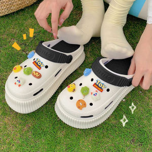 LHSunshine สินค้าเข้าใหม่พร้อมจัดส่ง รองเท้าแตะรัดส้นแฟชั่น ทรงฮอตฮิตโดนใจ สีสวยพร้อมให้เลือกซื้อถึง 6 สี แถมฟรีตัวติดสุดน่ารักให้ลูกค้าไว้ครีเอทลุคกันตามใจชอบ งานดีๆที่อยากแนะนำ พิกัดตะกร้าเลย