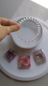 ยางรัดผม Ponytail สี Orange Coral ไม่รัดผมจนทําให้ปวดหัว นําไปแช่น้ําร้อนเพื่อให้สินค้าคืนตัวได้ (1กล่องต่อ1เส้น)