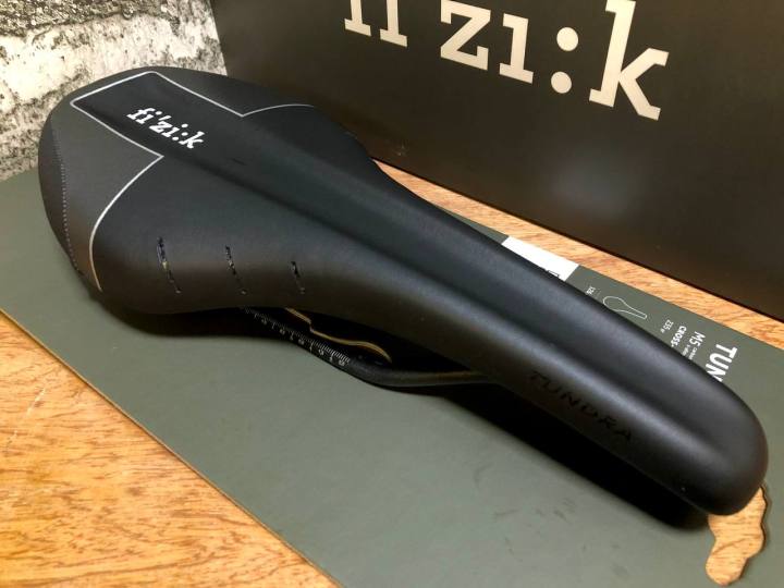 Fizik MTB Tundra M5 Versus Black-Silver Black Alloy Rails