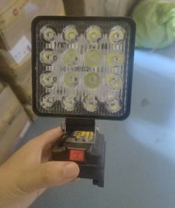 Đèn pha led dùng pin công suất lớnđèn tích điện Đèn pin led chiếu xa dùng chân pin