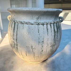 กระถางดินเผาทรงโอ่งอ้วนปากบาน ก้นกระถางไม่มีรู ใส่น้ำได้ มีหู 2 หู ขนาด ถ้าจะนำไปปลูกต้นไม้สามารถแจ้งให้เจาะรูได้ 43 X 39 cm.