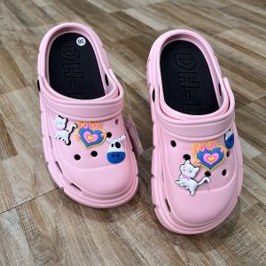 Dép cross nữ Duwa đế độn 6cm giúp đôi chân nhìn miên man hơn kèm ticker vô cùng dễ thương giúp bạn tự tin bước xuống phố hay đi du lịch