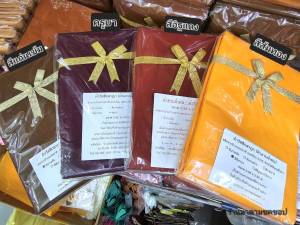 ผ้าอาบน้ำฝน ผ้าบังสุกุล ผ้าวัสสิกสาฎก ขนาด0.95x2.50เมตร ผลิตจากผ้าฝ้ายธรรมชาตคอตต้อน100% ไม่ซีดไม่หด คุณภาพดีมากค่ะ