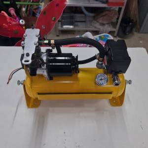 ถังปั้มลมออโต้ ขนาด ยาว 42 ซม. กว้างรวมปั้ม 38ซม. ปริมาตรจุลม 3 ลิตร แรงดันลม 130 psi ใช้ไฟฟ้า