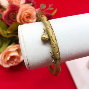 กำไลทองเหลืองคลิปล็อคตัดลายห้อยกระพรวน เส้นผ่านศูนย์กลาง 5.5 ซม. งานดิบไม่ชุบ ทองเหลืองแท้ พร้อมส่ง