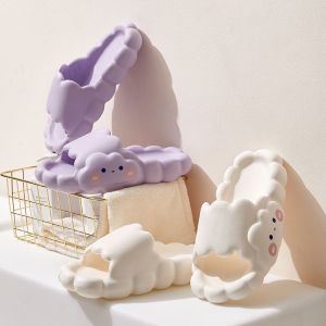 Aqrau 【50%OFF🔥】มาใหม่ สินค้าราคาโรงงาน รองเท้าแตะแบบสวมลายก้อนเมฆ รองเท้าแตะพื้นนุ่ม สวมใส่สบาย