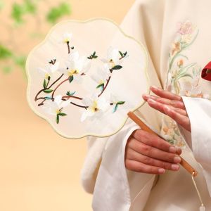 GJ56 มือถือแบบมือถือ พัดลมสไตล์จีน สไตล์จีนจีน พร้อมจี้ พัดผ้าไหม โบราณโบราณ ลายดอกไม้ลาย พัดปักลาย งานแต่งงานแบบจีน