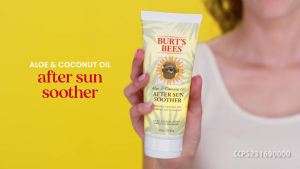Sữa dưỡng da sau khi tắm nắng Burts Bees chứa lô hội và dầu dừa giúp cấp ẩm phục hồi và tái tạo da giảm ngứa do cháy nắng sản phẩm làm dịu da sau khi tắm nắng với thành phần tự nhiên dung tích 6 oz. Ống