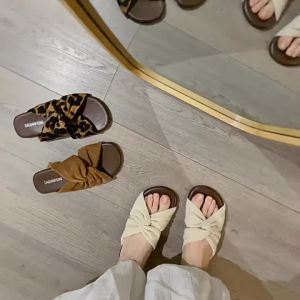[Free Shipping] WomenS Flat Sandals For Outdoor Wear Summer 2026 New Korean Design Versatile Slip-On Soft-Soled Beach Sandals