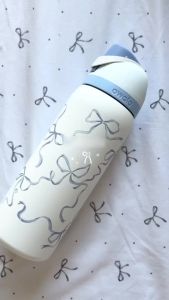[100% Original Ready Stock COD] Owala FreeSip Tied And Blue Bows 24oz/32oz Tumbler. Edisi Khusus Urban Outfitters Stainless Steel 304 Anti Tumpah 2 Cara Minum Sedotan Terpasang Desain Pita Biru Elegan Siap Kirim