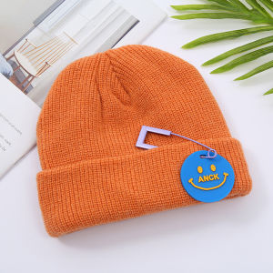 หมวกไหมพรมถักแฟชั่น รุ่นเข็มกลัด พร้อมป้ายรูปยิ้มสวยงาม