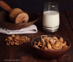 Kacang Almond Mentah (Raw Almond) 500gr Almonesia / Whole Almond - Kacang Almond Utuh (Raw - Mentah)