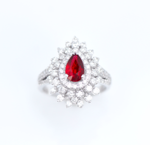 Ruby Diamond Ring แหวนเพชรทับทิม แหวนทับทิมสีแดงสดใสรูปทรงลูกแพร์ ล้อมด้วยเพชรแท้ ตัวแหวนทองขาว18k