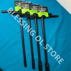 Yigit mushukni orqasidan yalaydi (foto)