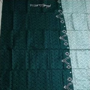 Sarung Dua Warna Gradasi: Pilihan Tepat untuk Santri dan Pria