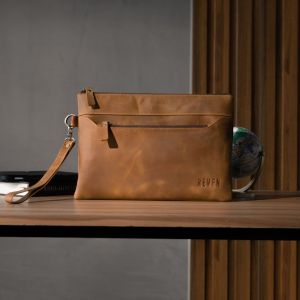 Clutch Pria Muat iPad 10 Inci Terbaru Kulit Sapi Crazy Horse Tahan Air Awet Fungsional Keren Kerja