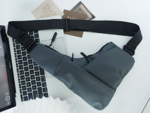 Mens light and close-fitting triangle bag simple leather texture casual and waterproof shoulder bag