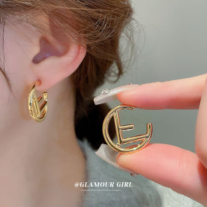 ต่างหูแฟชั่น ตัวอักษรเข็มเงิน ที่ตัดออกเป็นรูปตัว C ต่างหูออกแบบบุคลิกลักษณะเฉพาะของหูฟังโลหะ