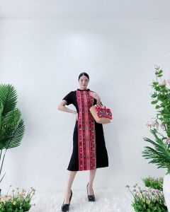 เดรสคอกลมผ้าใยกัญชง ลายงานปักอาข่า อัดซับกาวทั้งชุด งานซิปหลัง มีกระเป๋าให้ทั้ง 2 ข้าง ทรงสวย