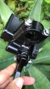 Tay thắng dầu âm bên trái