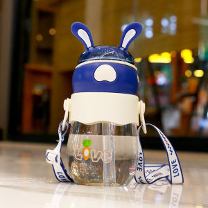 Bình nước em bé tai thỏ có ống hút dây đeo chống sốc dễ thương tiện lợi M64