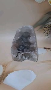 KRISTAL SG:    Colour Crystal Exotic Geode. 彩晶奇石白带粉+点黑碧玺晶镇