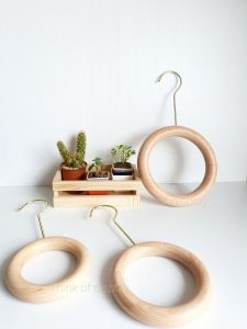 ไม้วงกลมแขวนเสื้อผ้า  ห่วงไม้กลม ที่โชว์ผ้าพันคอ ไม้แขวนห่วงไม้กลม มี 3 ขนาด