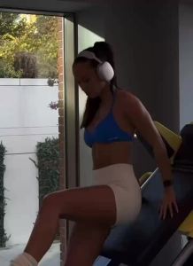 Women Strappy Sports Bra Open Back Halter Sports Bra Light Support Gym Crop Top Seamless Workout Yoga Top Bra Padded Bras